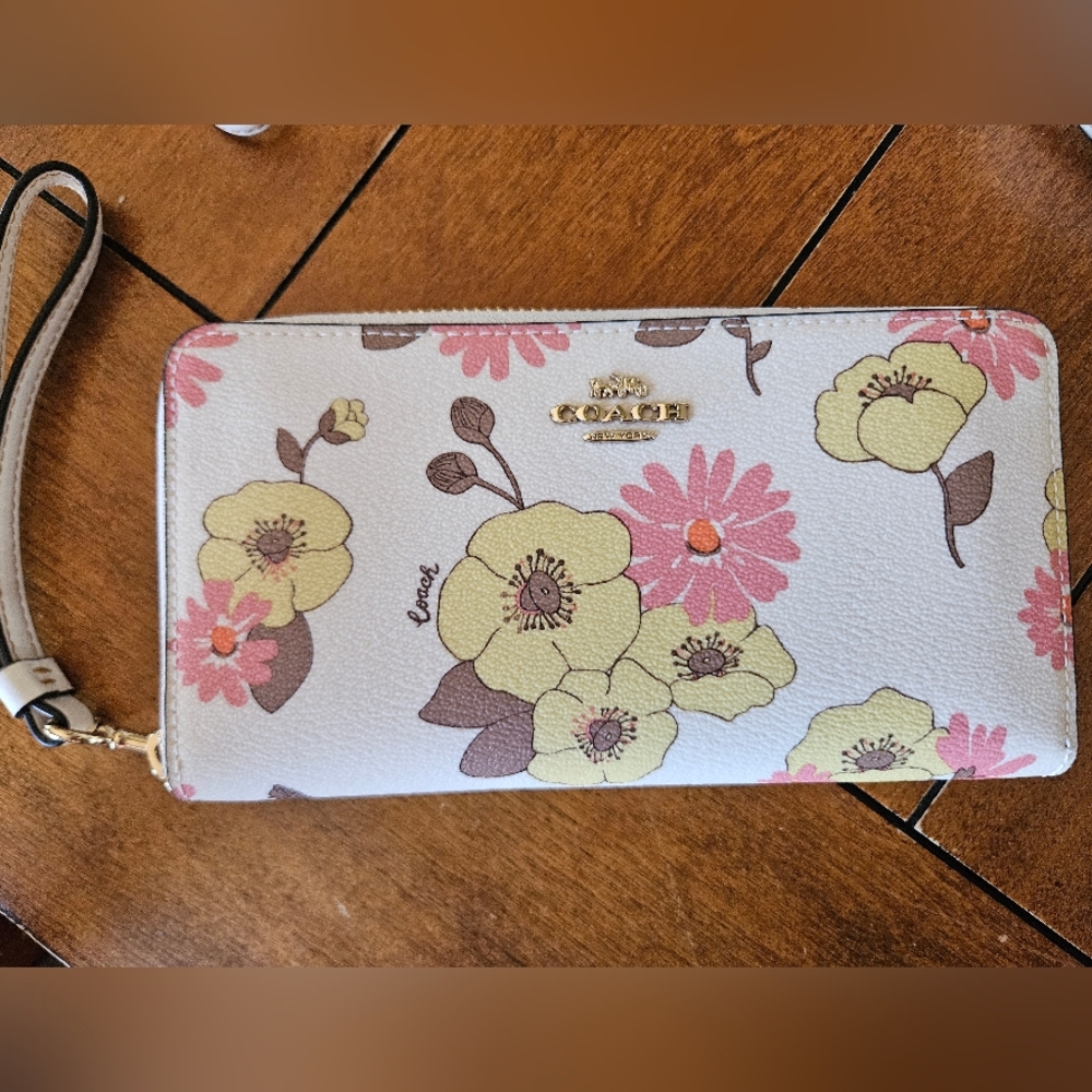 Coach Mar  Floral Cluster Print Gold/Chalk Multi Zip Around Wallet NWT